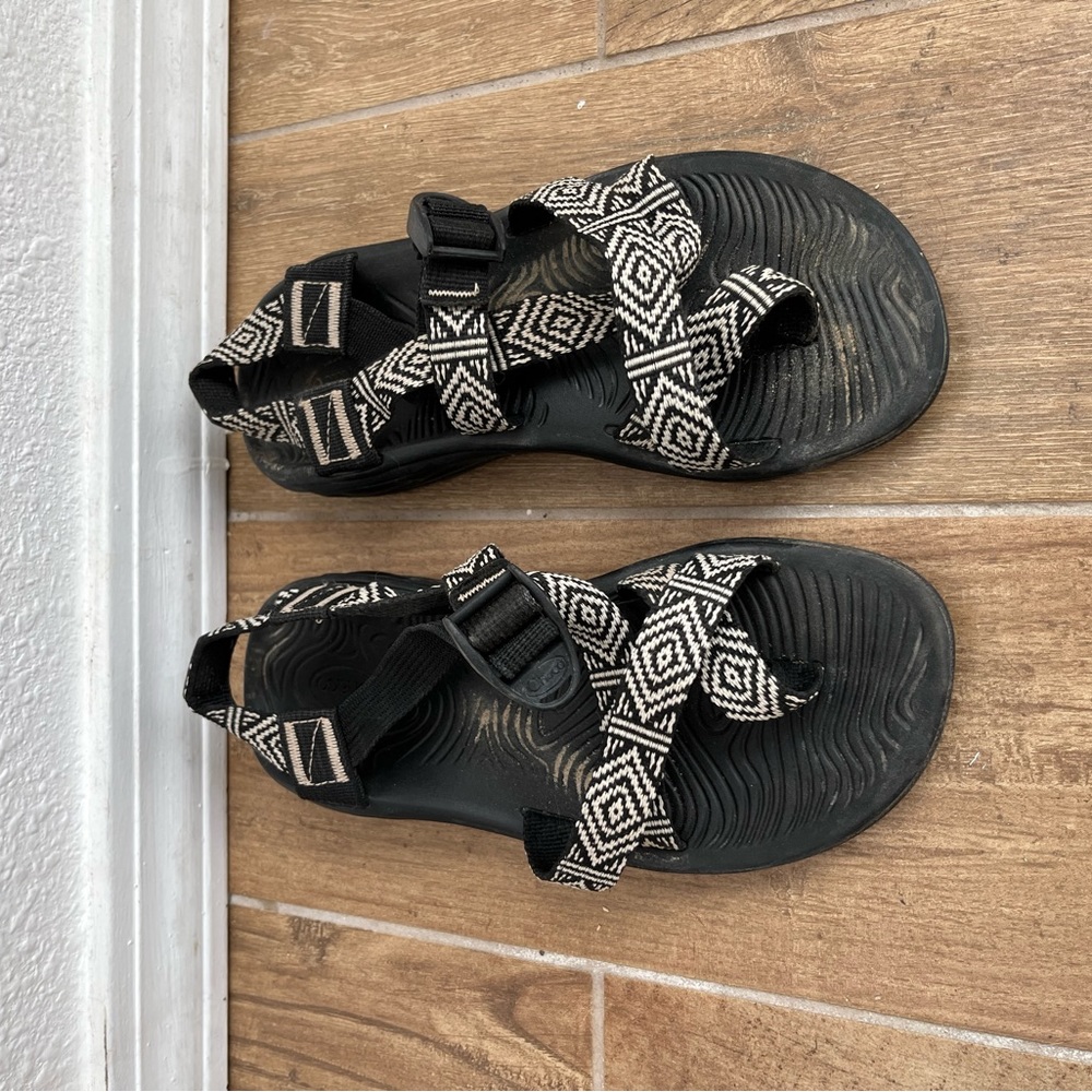 Chaco sandals with toe strap size 7
